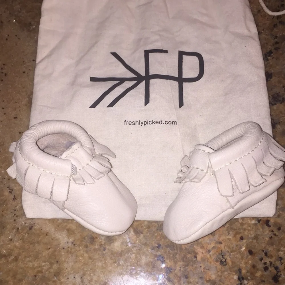 FRESHLY PICKED Newborn soft suede shoes with bag